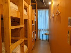 Ліжко або ліжка в номері Tomarotto Hostel