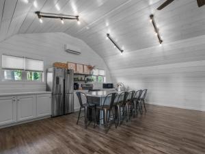 מטבח או מטבחון ב-The Barn at Sharp Run-Modern Barn in the heart of Amish Country