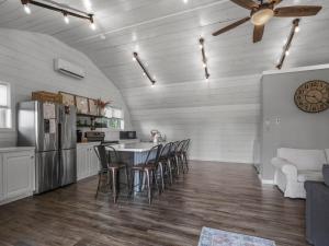 מטבח או מטבחון ב-The Barn at Sharp Run-Modern Barn in the heart of Amish Country