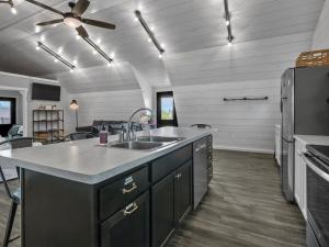 מטבח או מטבחון ב-The Barn at Sharp Run-Modern Barn in the heart of Amish Country