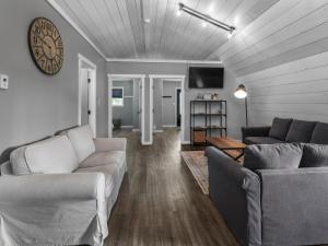אזור ישיבה ב-The Barn at Sharp Run-Modern Barn in the heart of Amish Country