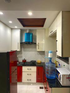 Nhà bếp/bếp nhỏ tại Bahria town luxury apartment