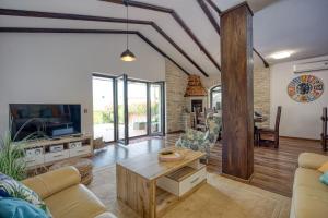 Televisyen dan/atau pusat hiburan di Villa Kristina with Pool - Happy Rentals