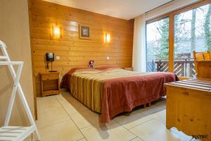 Postel nebo postele na pokoji v ubytování Hôtel Résidence La Maison par Les Pins Sylvestres Amnéville les Thermes