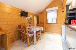 Kuchyň nebo kuchyňský kout v ubytování Hôtel Résidence La Maison par Les Pins Sylvestres Amnéville les Thermes