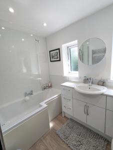 Koupelna v ubytování 3 bed home with parking