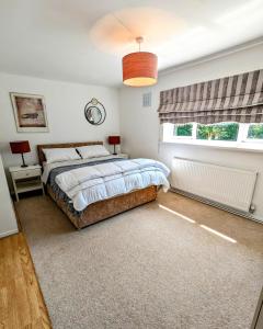 Postel nebo postele na pokoji v ubytování 3 bed home with parking + 9 fotografií