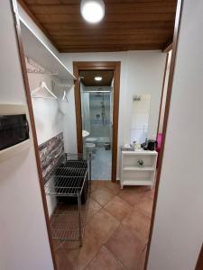 ein Badezimmer mit Waschbecken, Toilette und Spiegel in der Unterkunft Villa Lanusei in Rom