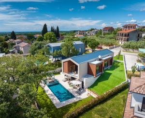 an aerial view of a house with a swimming pool at Villa Mol by Villsy - with private pool, sauna, jacuzzi in Baderna