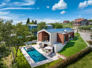 an aerial view of a house with a swimming pool at Villa Mol by Villsy - with private pool, sauna, jacuzzi in Baderna