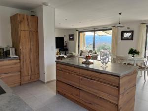 una cucina con una grande isola al centro di Maison dans un hameau avec piscine a Gordes