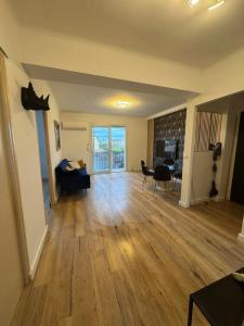 an empty living room with a hard wood floor at La belle aventure in Rivesaltes