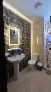 une salle de bain avec un lavabo et des toilettes dans l'établissement Aqua View, à El Qasaba esh Sharqīya