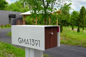 Foto dalla galleria di Tradstuga modern lakefront tree cottage with sauna a North Hero
