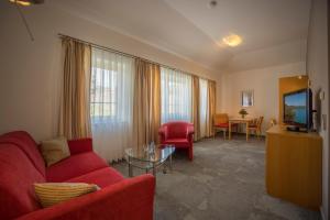 TV a/nebo společenská místnost v ubytování Die Krone am Fluss - Landhotel Sindringen
