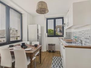 Η κουζίνα ή μικρή κουζίνα στο 400 m plage - Fouesnant Beg Meil - Appart pour 4 +12 φωτογραφίες