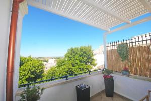 ein Balkon mit Blick auf die Stadt in der Unterkunft GD Case Vacanza - Suite del Conte - Salento Luxury Private Suite Idromassaggio in Specchia