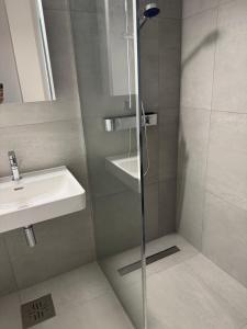 Koupelna v ubytování Rocca Tower Bedroom with private shower & kitchen + 19 fotografií