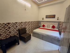 Postel nebo postele na pokoji v ubytování HOTEl SARWAN