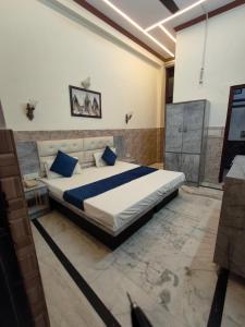Postel nebo postele na pokoji v ubytování HOTEl SARWAN