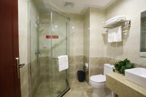 敦煌Dunhuang Bokang Hotel的带淋浴、马桶和水槽的浴室