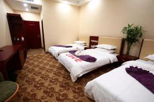 Postel nebo postele na pokoji v ubytování Dunhuang Bokang Hotel