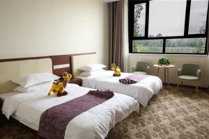 敦煌Dunhuang Bokang Hotel的在酒店房间设有两张床,里面装满了动物