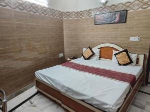 Postel nebo postele na pokoji v ubytování HOTEl SARWAN