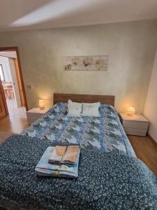 Un dormitorio con una cama con dos libros encima. en VILLA ADRY Aosta Sarre Your freedom, en Aosta