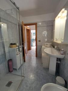 Un baño con lavabo, inodoro y ducha. en VILLA ADRY Aosta Sarre Your freedom, en Aosta