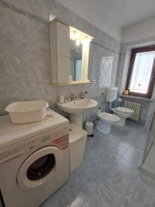 Bilik mandi di VILLA ADRY Aosta Sarre Your freedom +45 gambar