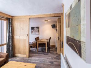 a room with a table and a dining room at Studio confortable, casier à ski, proche pistes, Méribel - FR-1-355-164 in Les Allues