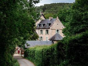 duży dom w środku lasu w obiekcie Gîte confortable avec Wi-Fi, sauna, proche activités nature - FR-1-410-472 w mieście Saint-Léonard-des-Bois