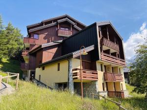 ein Gebäude mit Balkonen an der Seite in der Unterkunft Studio cosy 4 pers avec balcon, proche pistes et centre. Animaux admis. - FR-1-757-129 in Landry