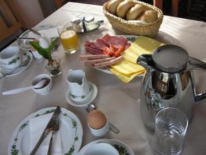 einen Tisch mit einem Frühstück mit Speck und Eiern in der Unterkunft Weingut & Gästehaus Mees in Briedel