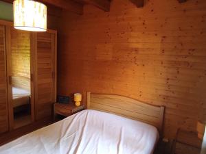 Letto o letti in una camera di Chalet montagnard confortable à Super Besse avec grand terrain et parking privé - FR-1-814-139