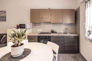 Una cocina con una mesa blanca y una encimera blanca. en Appartamento Leone, en Misano Adriatico