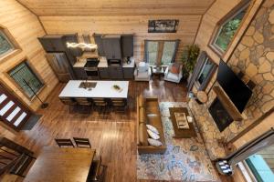 Gallery image of Cozy Cabin with Hot Tub, Fire Pit and Arcade Games in Broken Bow