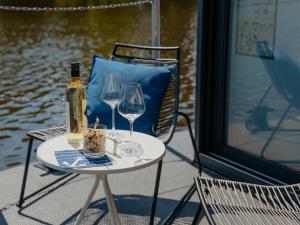 Nápoje v ubytování Holiday Home Floating Home-Hausboot in Merzig liegend by Interhome