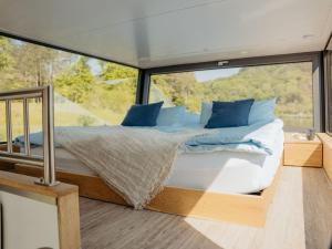 Postel nebo postele na pokoji v ubytování Holiday Home Floating Home-Hausboot in Merzig liegend by Interhome