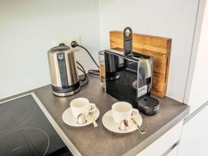 Příslušenství pro přípravu čaje a kávy v ubytování Holiday Home Floating Home-Hausboot in Merzig liegend by Interhome