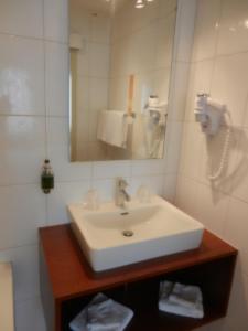 Bilik mandi di Hôtel Terminus