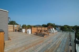 a deck with a picnic table and chairs on a roof at room with shared bathrooms 883 Shefford in Bromont