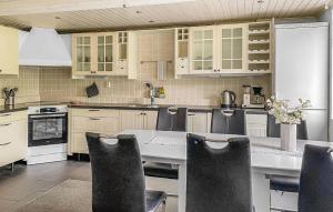 Η κουζίνα ή μικρή κουζίνα στο Beautiful Apartment In Höör