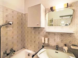 une salle de bains avec lavabo, miroir et baignoire dans l'établissement Apartment Studio Esche 2 by Interhome, à Ellmau