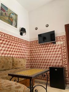 TV a/nebo společenská místnost v ubytování Riad dar Rhamna