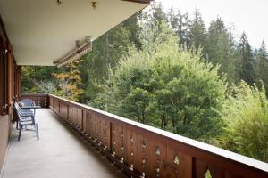 Μπαλκόνι ή βεράντα στο Cozy Apt Overlooking the Gstaad Mountain Area