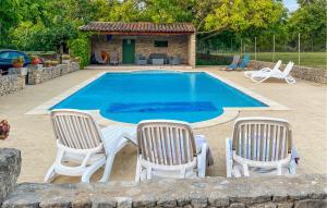 Πισίνα στο ή κοντά στο 3 Bedroom Amazing Home In Lagnes