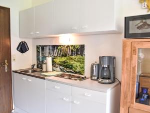 - une cuisine avec un comptoir et une cafetière dans l'établissement Apartment Studio Esche 4 by Interhome, à Ellmau