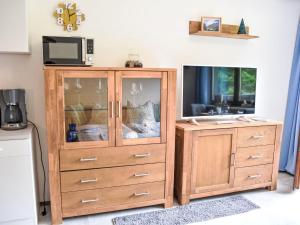 une armoire en bois avec une télévision dessus dans l'établissement Apartment Studio Esche 4 by Interhome, à Ellmau